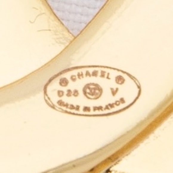 CHANEL CLASSIC GOLD CC ENGRAVED BROOCH (2020) - Picture 5 of 5